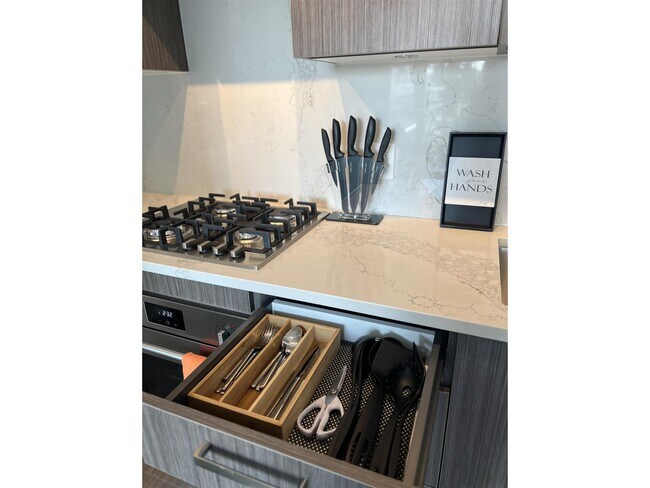 Photo du bâtiment - 13350 Central Ave