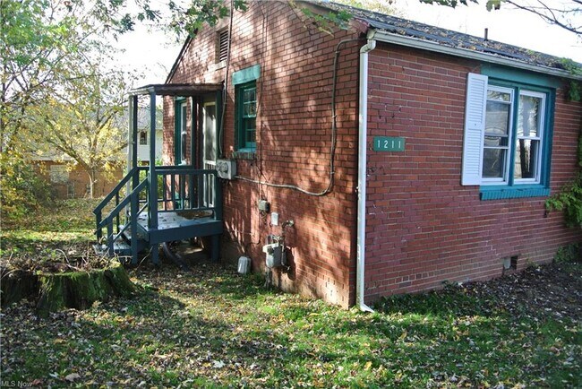 Building Photo - 1209 Arapahoe Rd SE