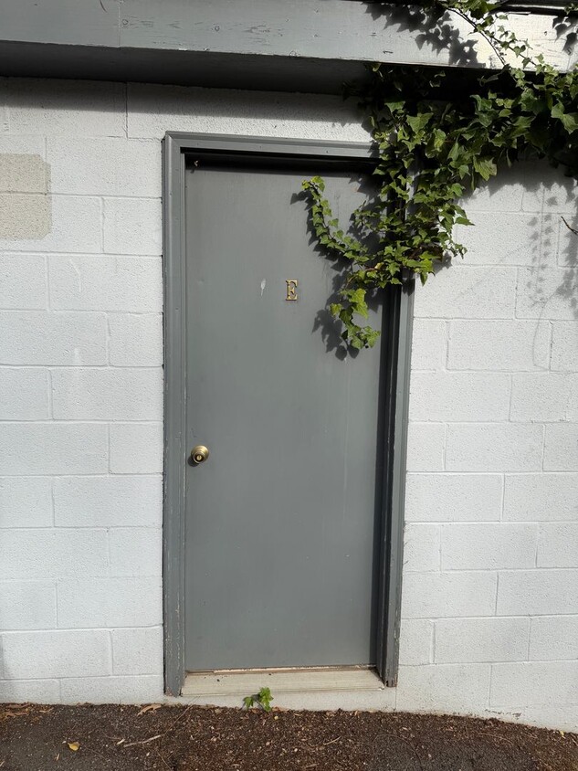 Building Photo - 1305 Cherry Avenue- E *PRICE REDUCTION!*