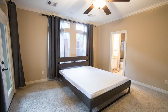 Foto del edificio - 1318 Bobbitt Pl Ln