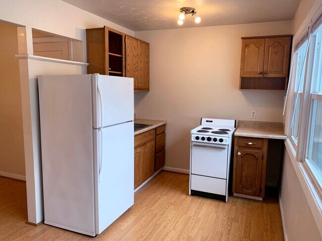 Building Photo - Cozy Studio Unit in Woodlawn with Full Kit...