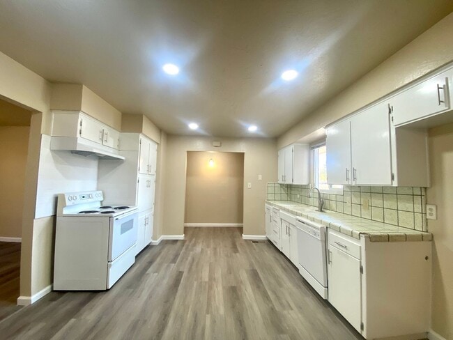 Foto del edificio - $1,895 Peach & Mckinley, 3 Bedroom - E. Ho...
