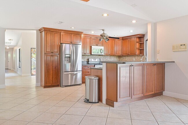 Building Photo - ~ HUGE! 4bed/3.5bath Resort Style Pool Hom...