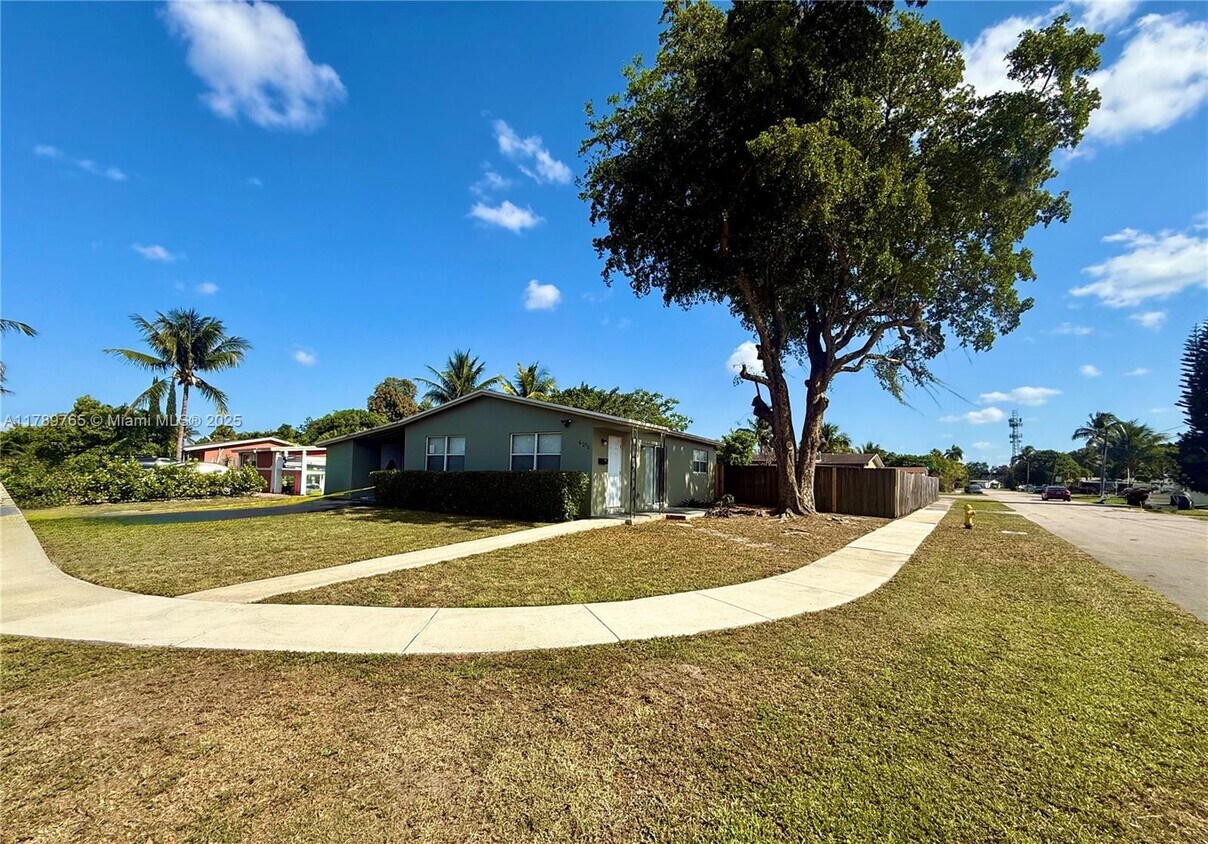 Foto principal - 6290 NW 14th St
