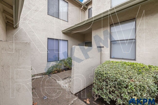 Building Photo - 1573 W Swain Rd