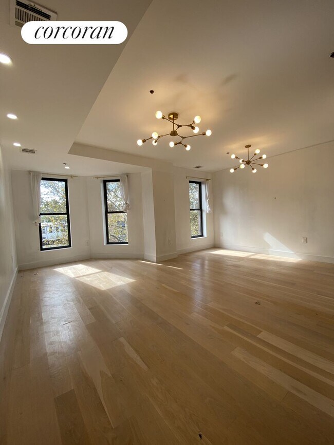 Building Photo - 697 Monroe St
