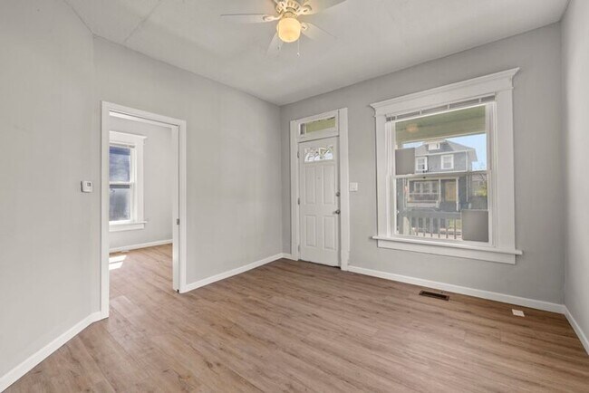 Building Photo - 84 N Oakley Ave