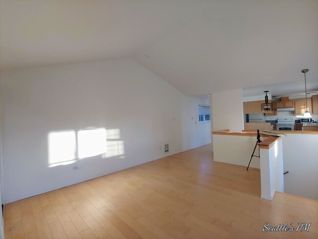 Building Photo - Move-in Ready North Seattle Single Family ...