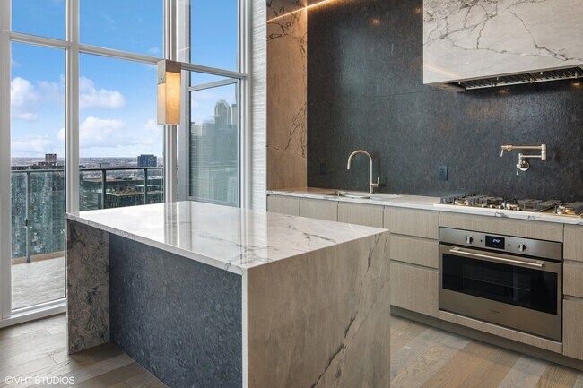 Foto del edificio - 355 N Halsted St