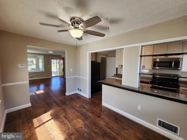 Foto del edificio - 1925 Ewald Ave