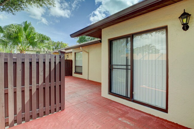 Building Photo - 604 Sea Pine Way