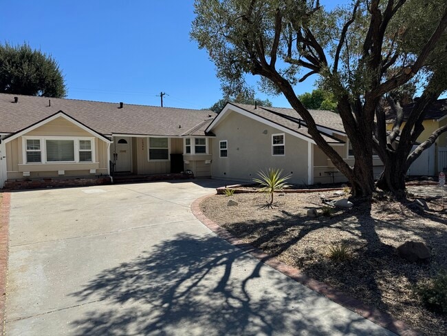 Building Photo - 10344 Petit Ave