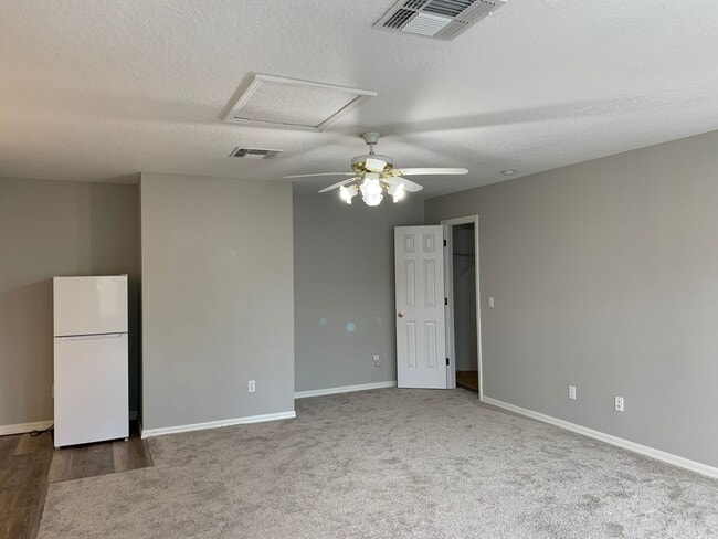 Building Photo - Studio Garage Apartment - 717B Honeysuckle...