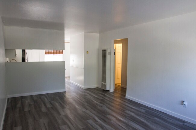 Hermosa luz natural - Sala de estar - 621 Grand Fir Ave
