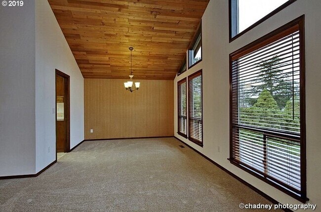 Foto del edificio - One level Immaculate Condition Ranch -Huge...
