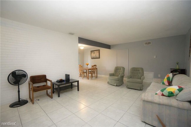 Building Photo - 2 br, 1 bath House - 7832 Miramar Pkwy 6830
