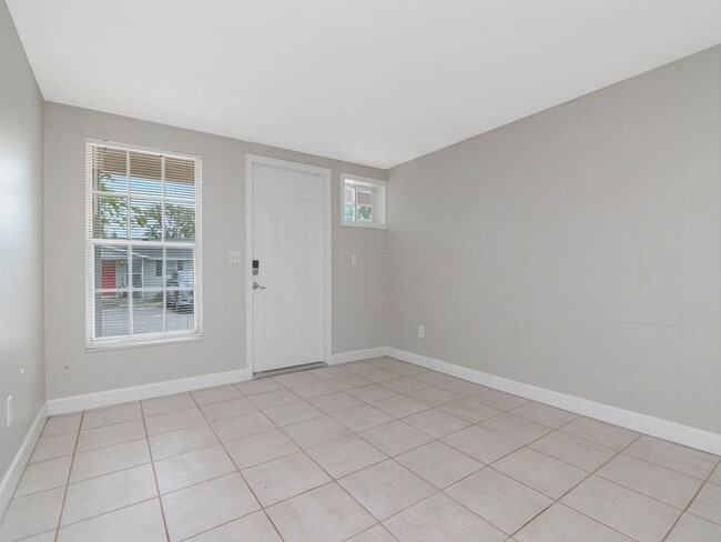 Building Photo - Move-In Ready 1BR/1BA Duplex in Brandon, FL — $1,295/Month, Across from Brandon Mall