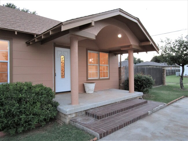 Building Photo - Charming 2 bedroom 1 bath