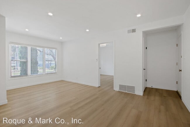Building Photo - 2 br, 1 bath Apartment - 300 California Av...