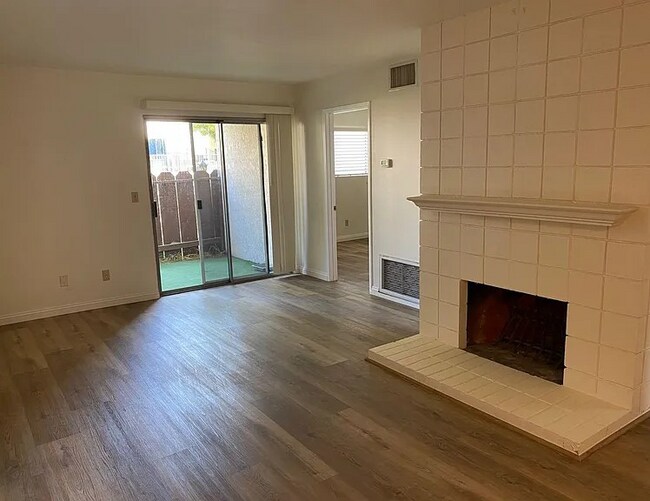 Foto del edificio - 23647 Golden Springs Dr