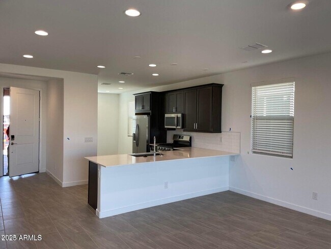 Foto del edificio - 16828 W Evergreen Rd