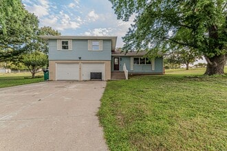 Building Photo - 708 Redbud Ln