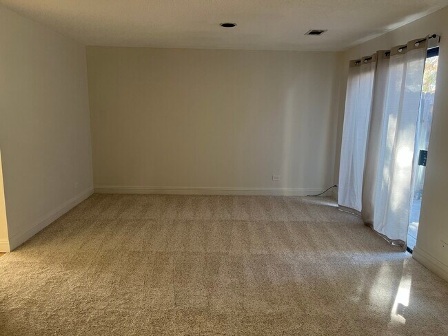 área de estar - 6424 E Bates Ave