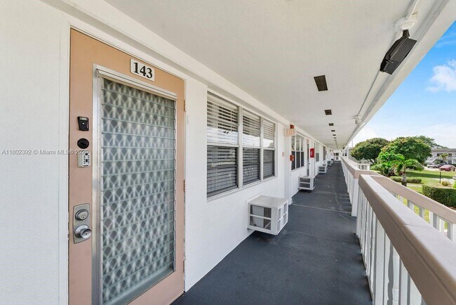 Foto del edificio - 143 Oakridge J