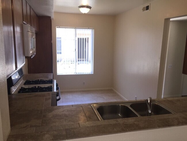 Foto del edificio - Carmel Valley Condo with garage