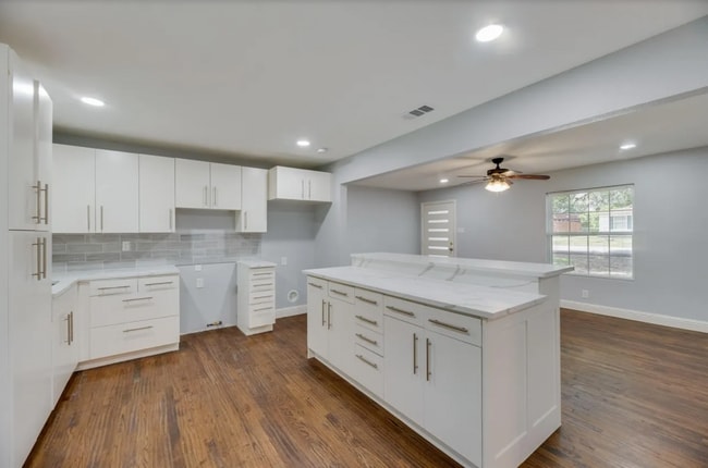 Building Photo - 4808 Carolyn Jean Dr