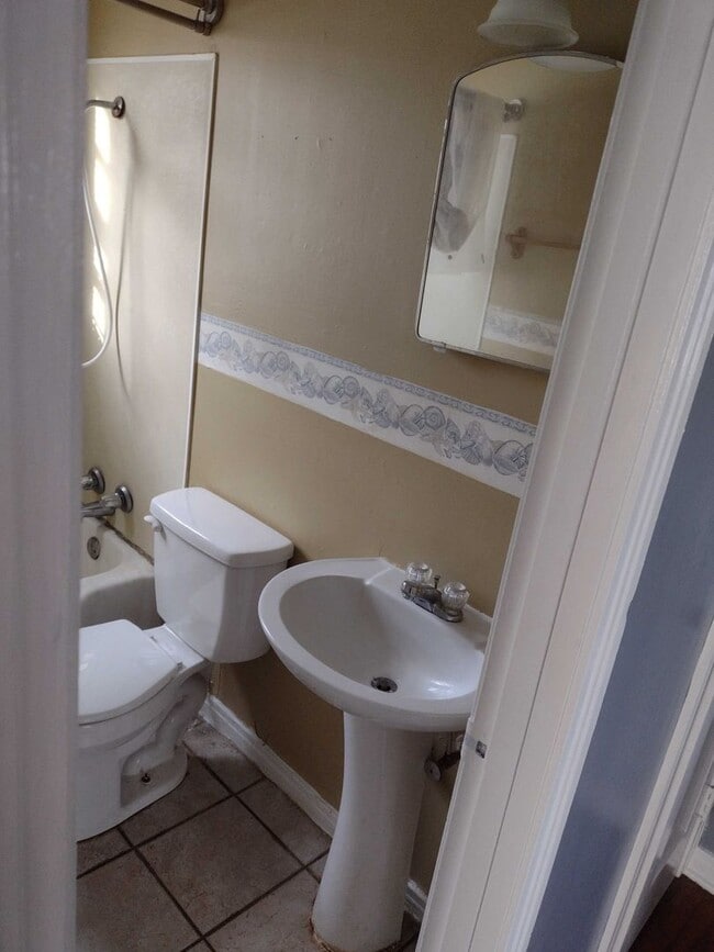 Building Photo - 225 McKibbon St