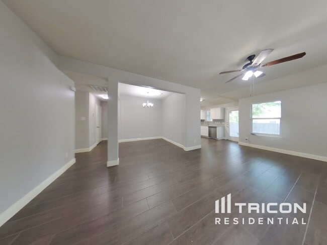 Building Photo - 5019 Willow Point Dr
