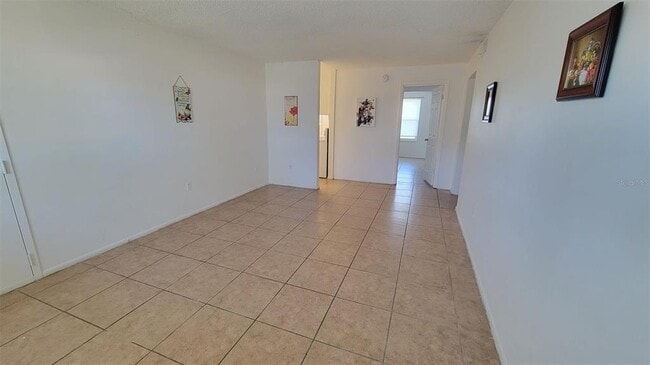 Building Photo - 826 Sky Lake Cir