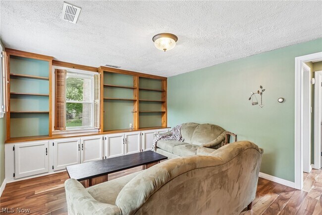 Building Photo - 686 Portage Lakes Drive