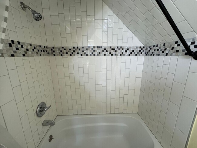 Foto del edificio - Updated 2BR Home with Reserved Parking – Moline