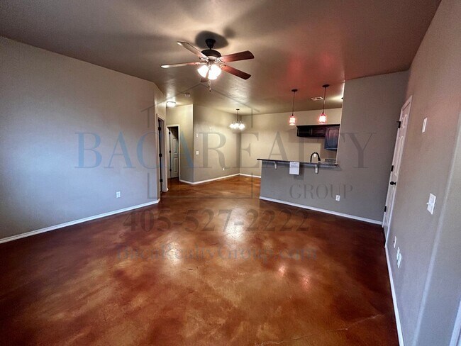 Foto del edificio - 3BR 2BA duplex with 2 car garage!!