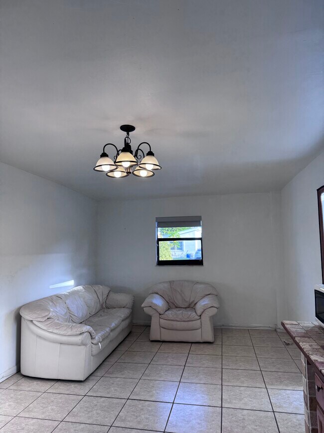Foto del edificio - 2551 NE 199th St