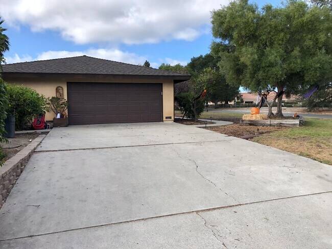 Building Photo - Great 4 bedroom 2 Bath Home located in the...