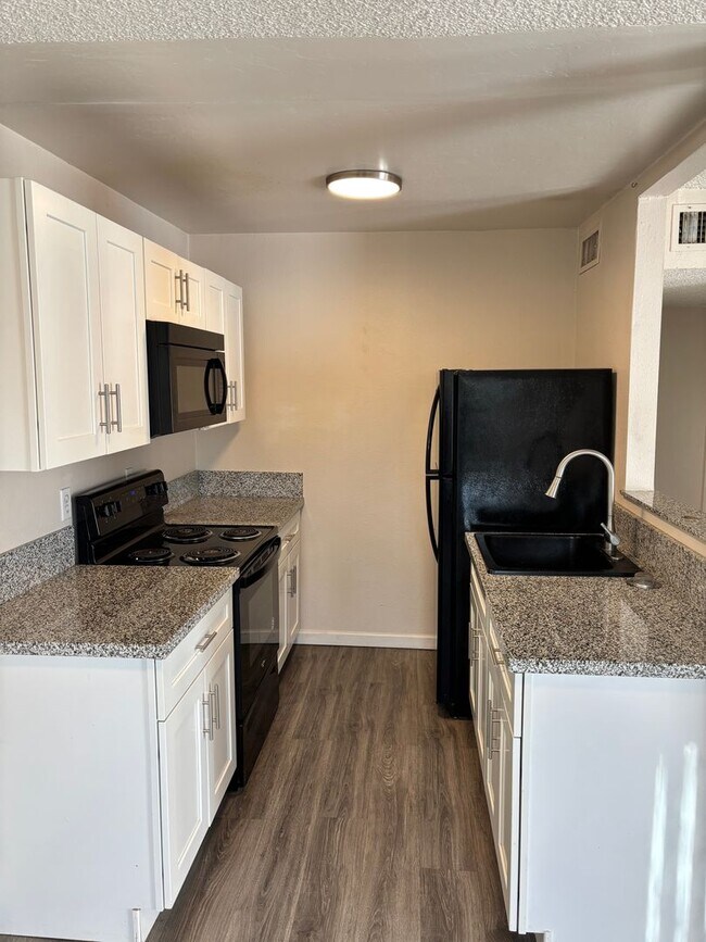 Foto del edificio - 3028 N Edith Blvd