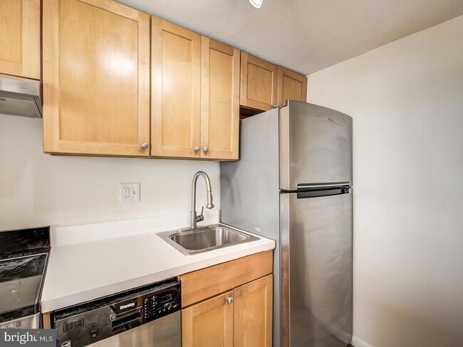 Building Photo - 2059 Huntington Ave
