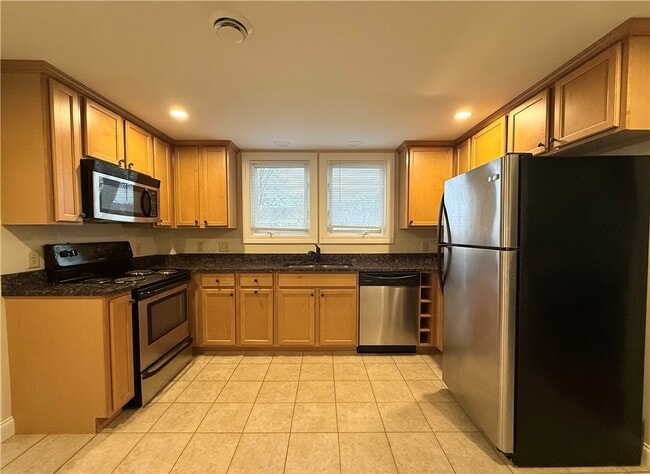 Building Photo - 206 E 11th St