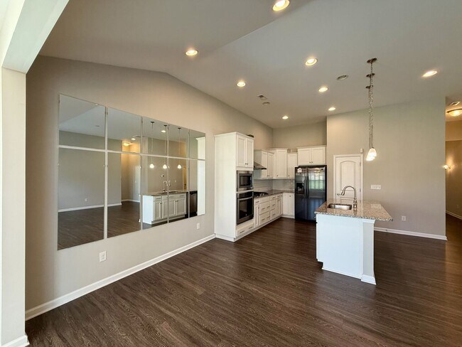 Building Photo - 3-Bedroom Home in University!