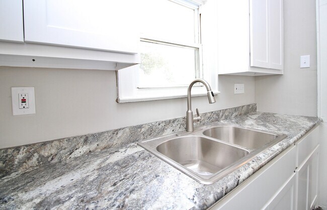 Foto del edificio - Single Family Home 2 beds 1 bath FOR RENT