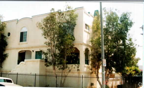 Building Photo - 1002 Lewis Ave