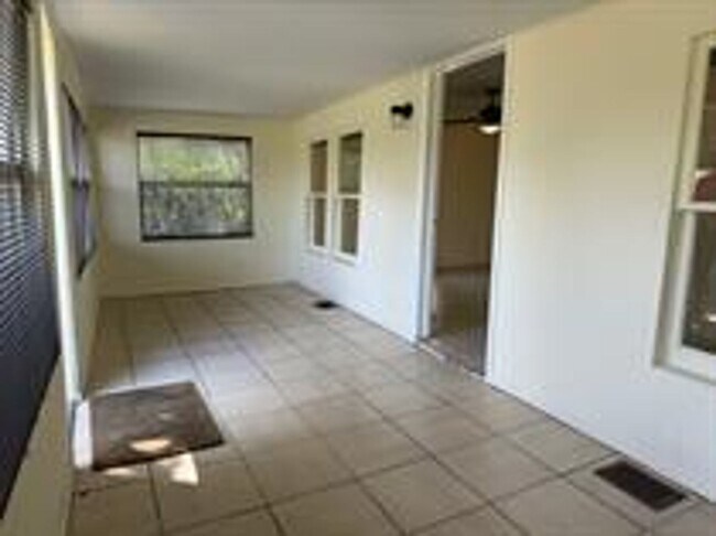 Foto del edificio - 311 N Bloxham Ave