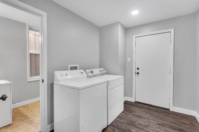 Foto del edificio - 4 Bed 2 Bath - Newly updated Shadyside home