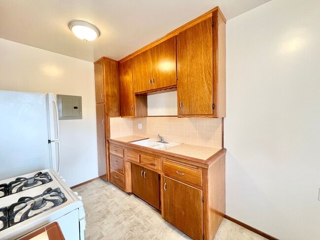 Building Photo - Charming 1 Bed / 1 Bath – Top-Floor Unit with Exceptional Natural Light