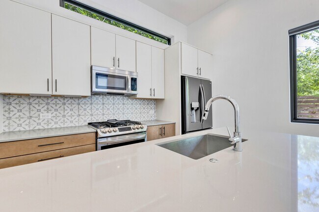 Building Photo - 202 W Odell St