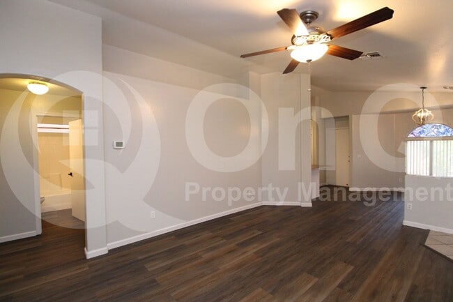 Foto del edificio - 4526 E Windsong Dr