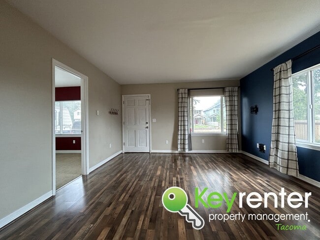 Foto del edificio - Gorgeous Craftsman 3 Bed 2 Bath Tacoma House